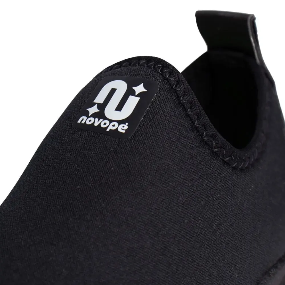 Tênis infantil slip-on preto mostrando fechamento elástico e logotipo branco na lateral